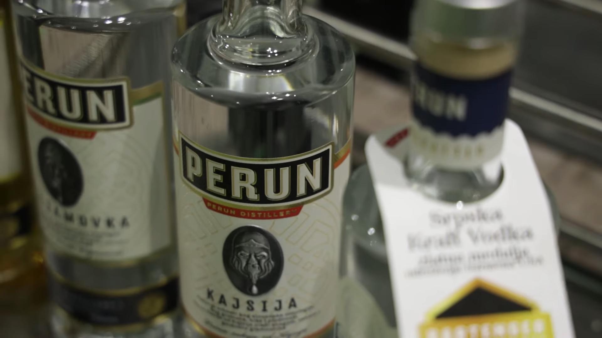 Boce rakije Destilerije Perun poređane u nizu