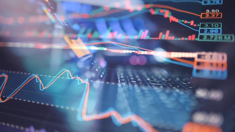 Grafikoni sa berzanskim podacima i finansijskim trendovima prikazani na ekranu računara