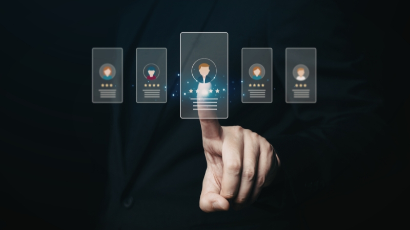 Ruka bira profil kandidata na digitalnoj platformi za upravljanje zaposlenima