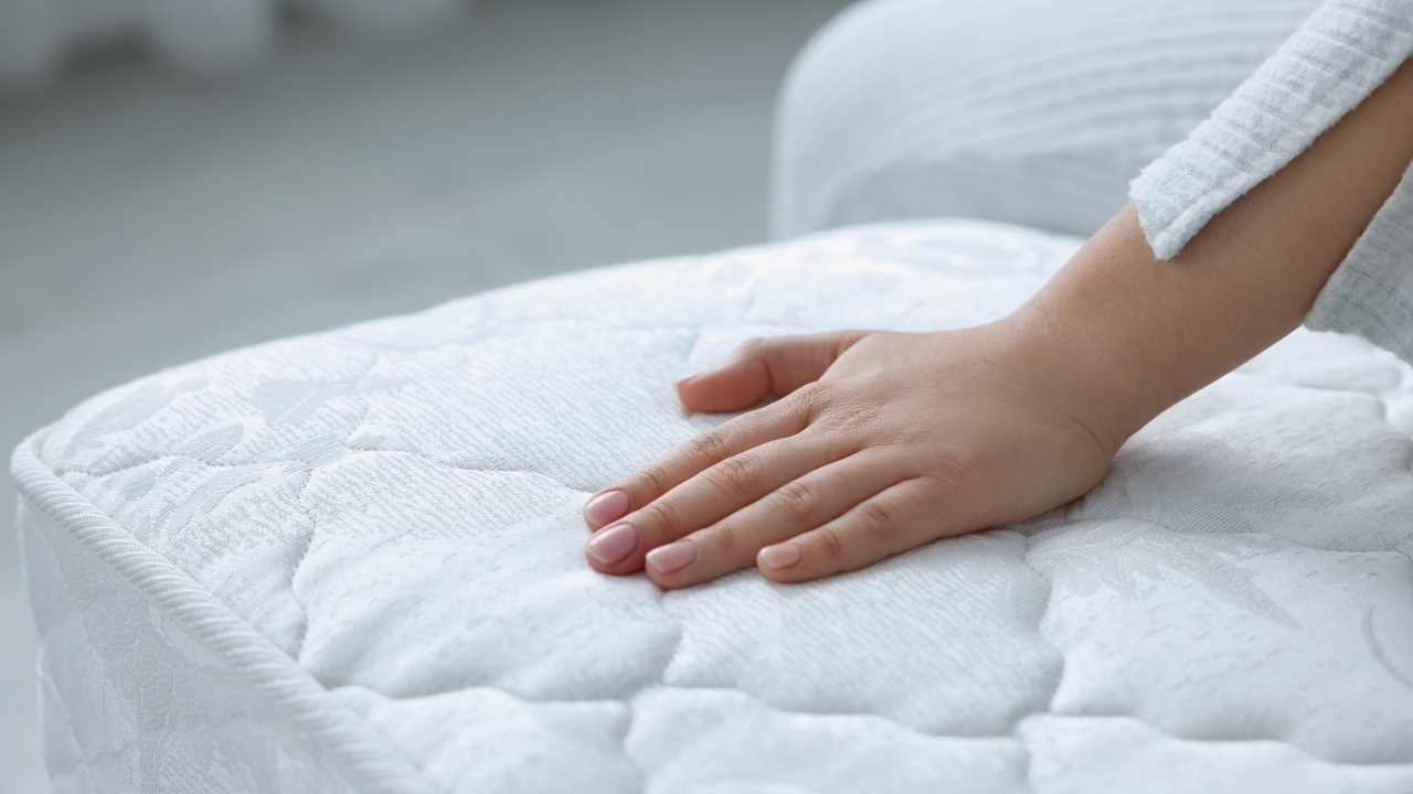 Ruka pritiska površinu dušeka kako bi se osetila njegova mekoća i elastičnost