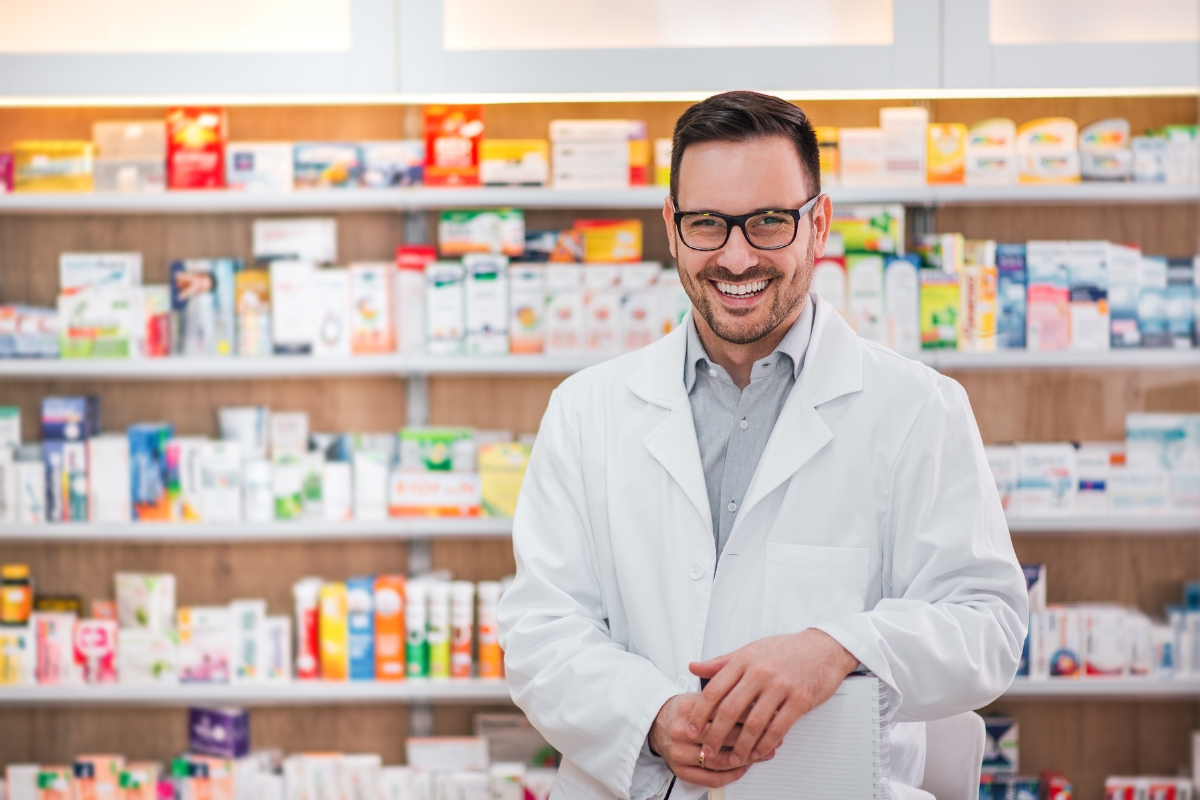 prikaz momka, farmaceutskog tehničara u apoteci