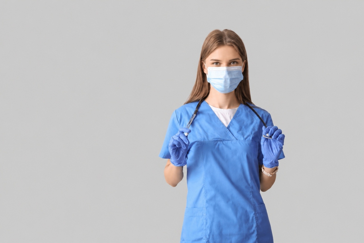 prikaz medicinske sestre obučene u uniformu sa stetoskopom oko vrata i maskom na licu