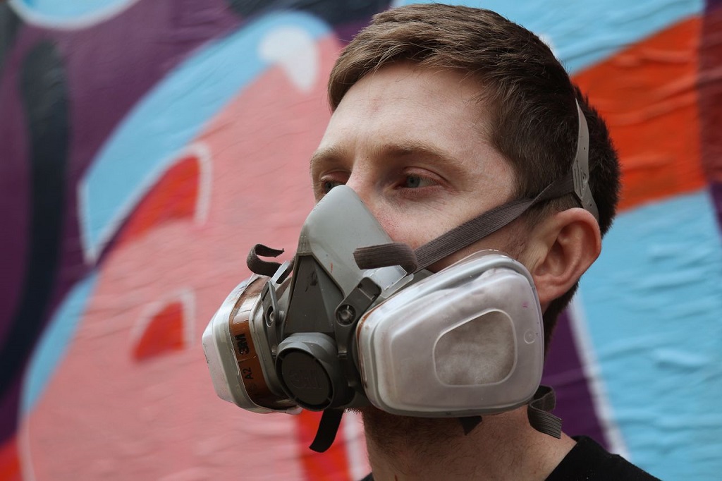 Nošenje zaštitne maske tokom procesa farbanja