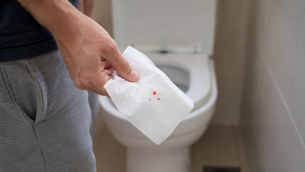 Toalet papir sa nekoliko sitnih tragova krvi u kupatilu
