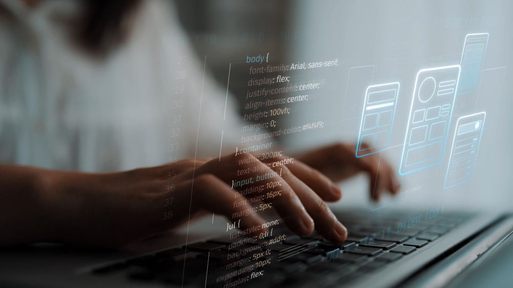 Osoba koristi softver i digitalne alate na laptopu za svakodnevno vođenje poslovanja