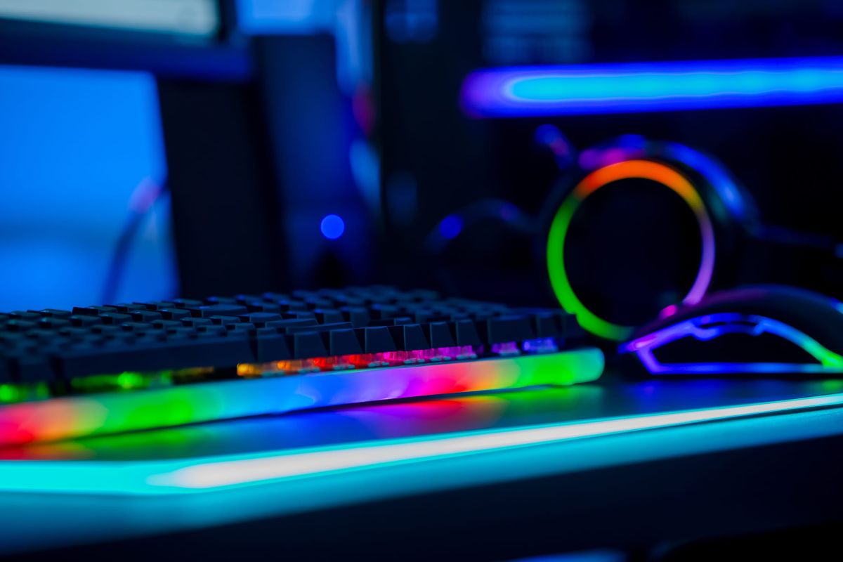 Gejming tastatura, miš i slušalice sa raznobojnim RGB osvetljenjem na računarskom stolu