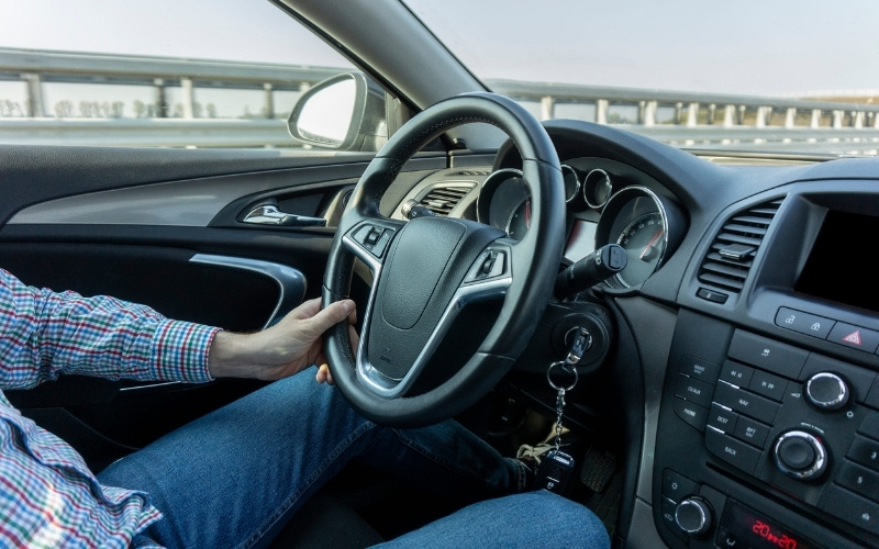 Vozač za volanom automobila tokom svakodnevnog putovanja na posao.